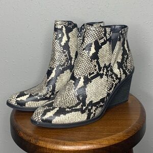 Size 8 Snake print Dr. Scholl's